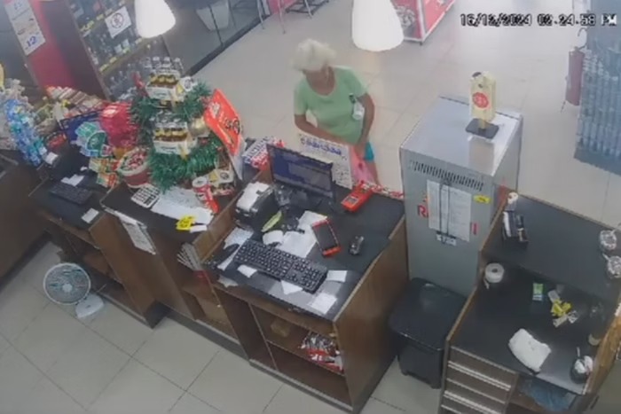Grinch em ação: mulher é flagrada roubando caixinha de Natal em posto de gasolina
