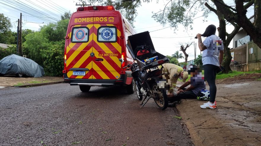 Jovem motociclista fica ferido em acidente na Rua Barawanas