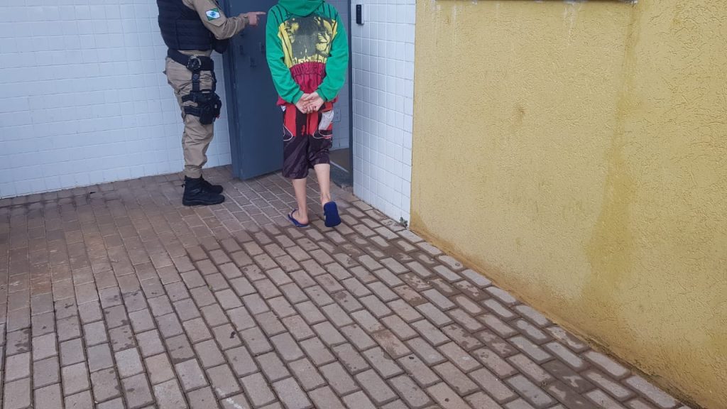 Adolescente de 13 anos é apreendido com porções de maconha e cocaína