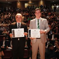 Imagem referente a Justiça Eleitoral diploma Renato Silva, Henrique Mecabô e 21 vereadores em solenidade