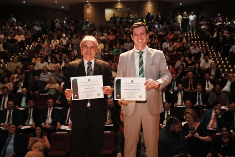 Imagem referente a Justiça Eleitoral diploma Renato Silva, Henrique Mecabô e 21 vereadores em solenidade