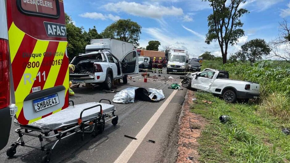 Vítimas de acidente entre picapes na BR-163 são identificadas