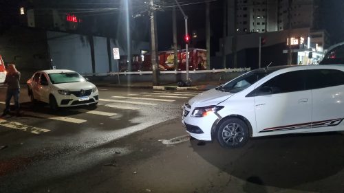 Imagem referente a Colisão entre Logan e Onix no Centro de Cascavel não deixa feridos