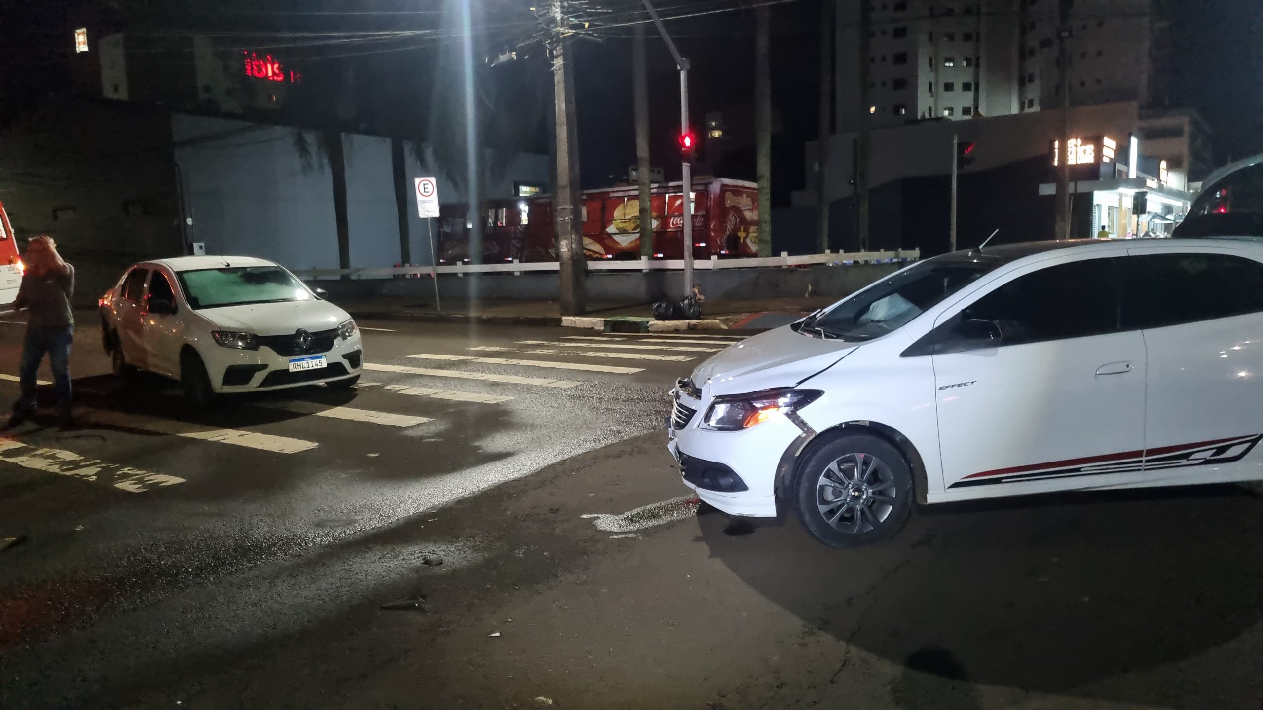 Colisão entre Logan e Onix no Centro de Cascavel não deixa feridos
