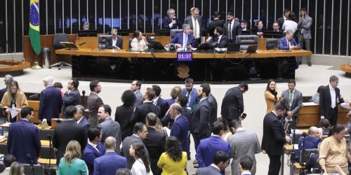 Imagem referente a Câmara aprova teto para salário mínimo, mas afrouxa mudanças no BPC