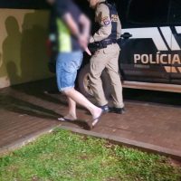 Imagem referente a Homem é detido por violência doméstica após agredir a irmã com socos em Braganey