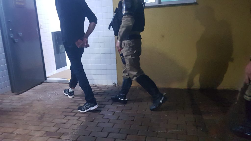 Homem com mandado de prisão em aberto é detido após invadir casa da ex com facão no Presidente