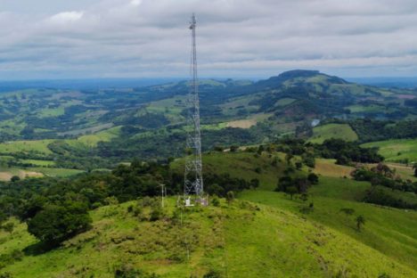 Imagem referente a Com instalação de 100 novas torres, Paraná avança com conectividade em áreas rurais