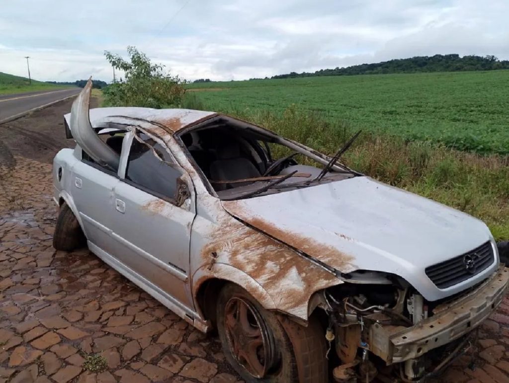 Homem fica ferido em capotamento de carro na PR-493