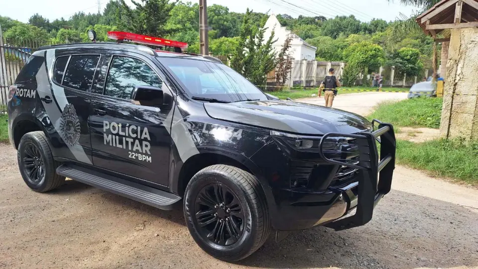 Homem morre em confronto com a PM durante ação contra o tráfico; Arma e drogas são apreendidas
