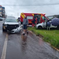 Imagem referente a Colisão entre carros é registrada em frente ao Centro FAG