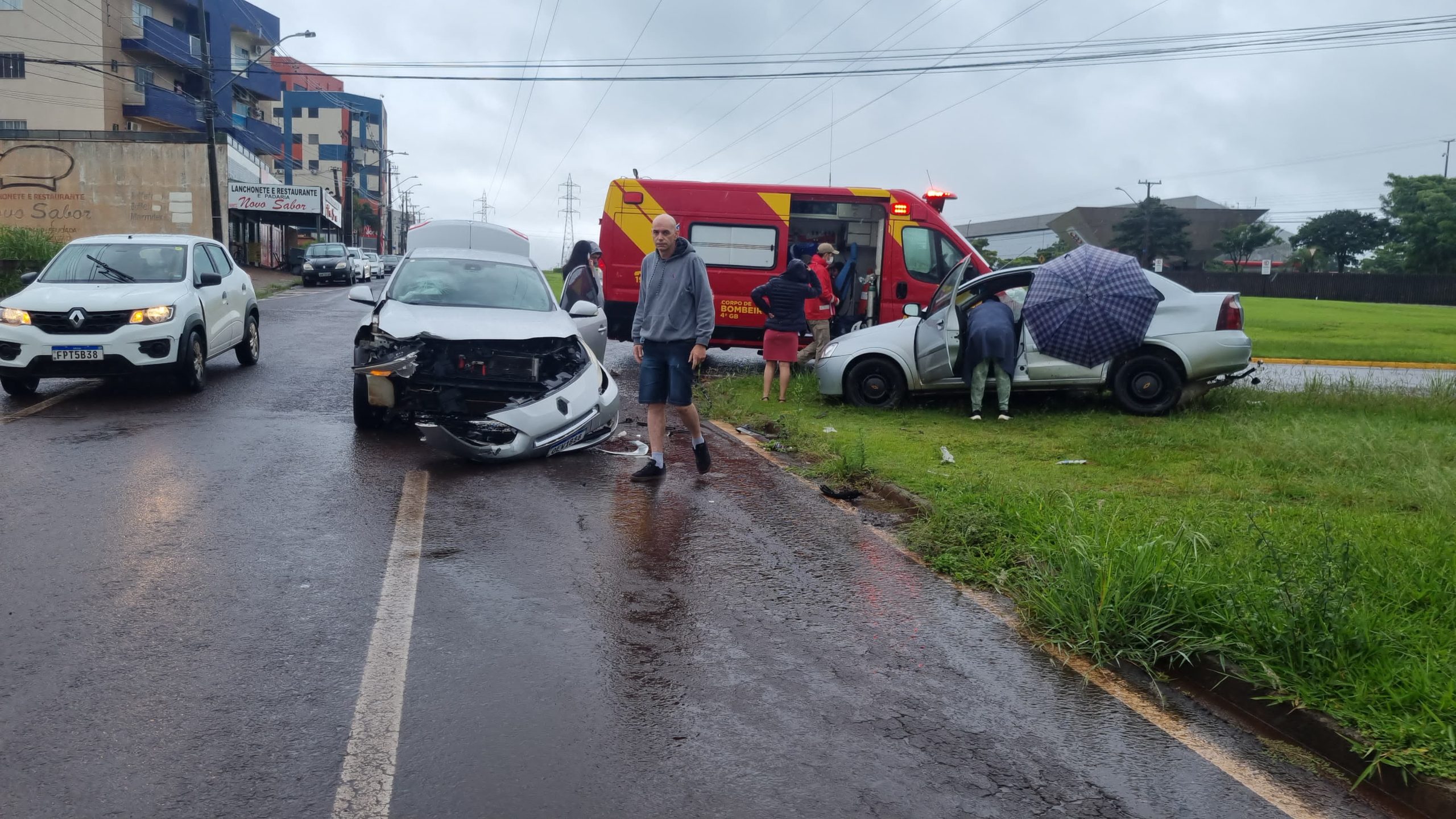 Colisão entre carros é registrada em frente ao Centro FAG