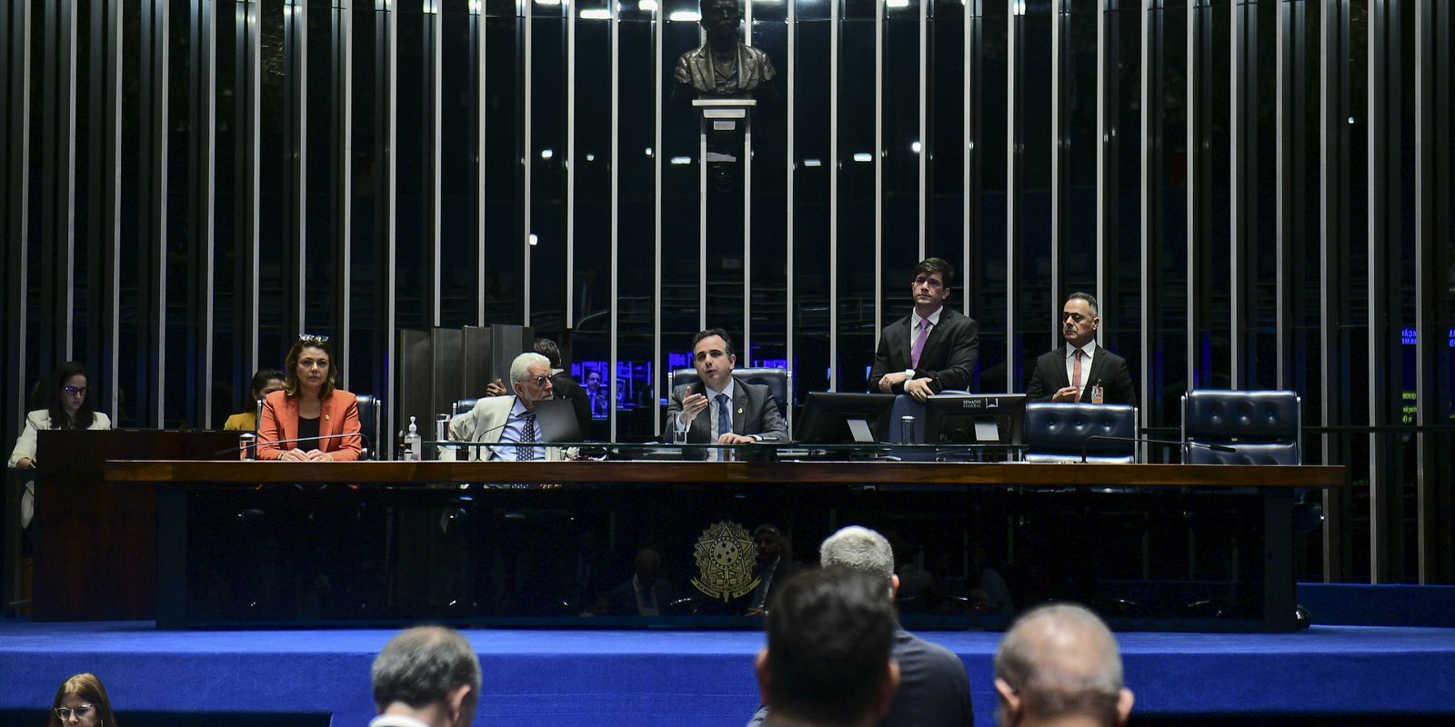 Senado aprova PEC do corte de gastos e restrição do PIS/Pasep Senado aprova PEC do corte de gastos e restrição do PIS/Pasep