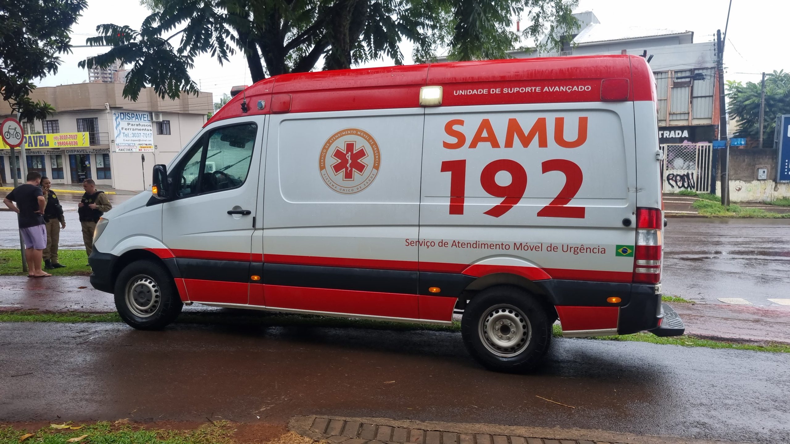 Motociclista fica ferido após colisão com carro na Avenida Tancredo Neves