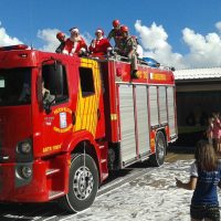 Imagem referente a Papai Noel do Corpo de Bombeiros chega de rapel ao HUOP, nesta segunda (23)