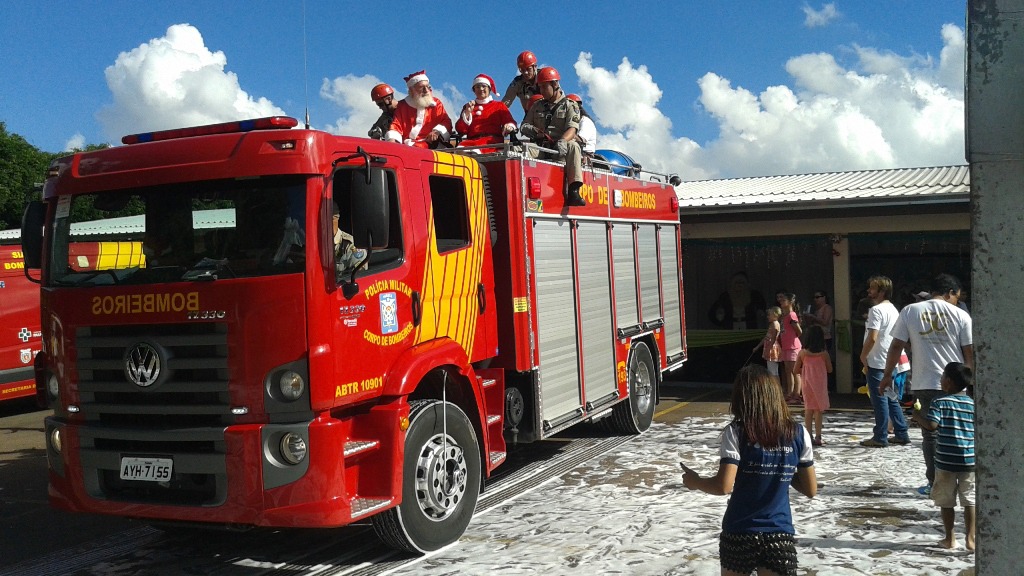 Papai Noel do Corpo de Bombeiros chega de rapel ao HUOP, nesta segunda (23)