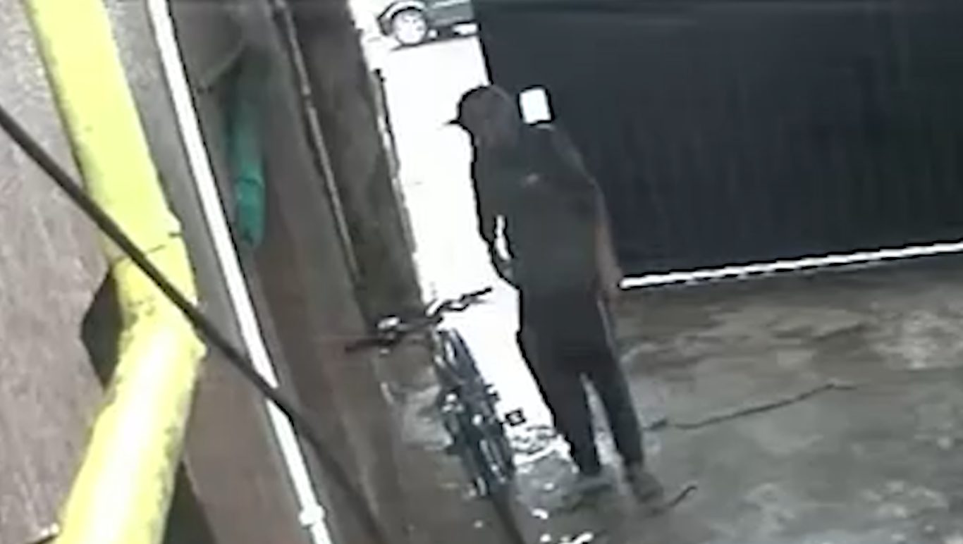 Casal é flagrado por câmeras de segurança furtando bicicleta no São Cristóvão Casal é flagrado por câmeras de segurança furtando bicicleta no São Cristóvão