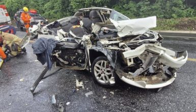 Imagem referente a Milagre! Família sobrevive após bater carro violentamente contra caminhão em rodovia mineira