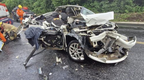 Imagem referente a Milagre! Família sobrevive após bater carro violentamente contra caminhão em rodovia mineira