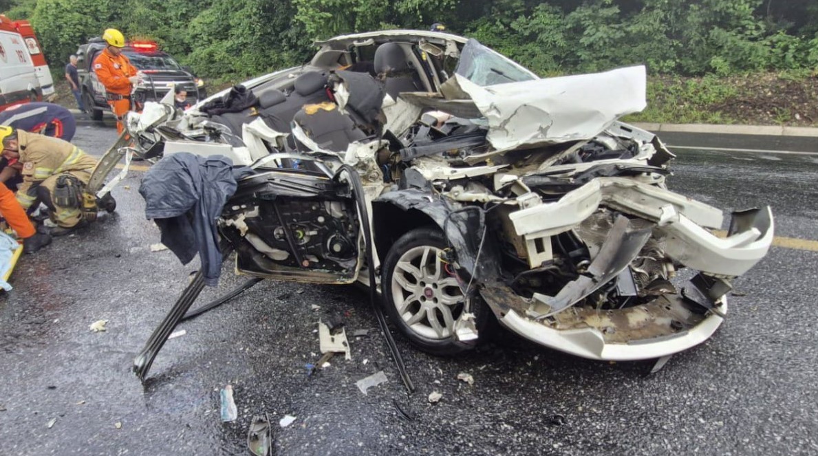 Milagre! Família sobrevive após bater carro violentamente contra caminhão em rodovia mineira Milagre! Família sobrevive após bater carro violentamente contra caminhão em rodovia mineira