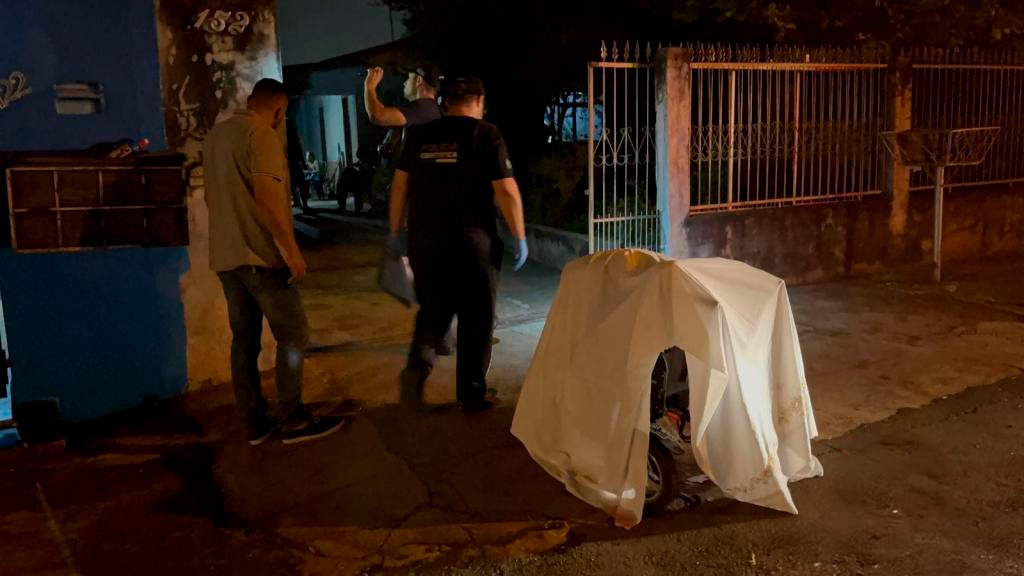 Jovem de 32 anos, deficiente físico, é morto em cadeira de rodas no meio da rua Jovem de 32 anos, deficiente físico, é morto em cadeira de rodas no meio da rua