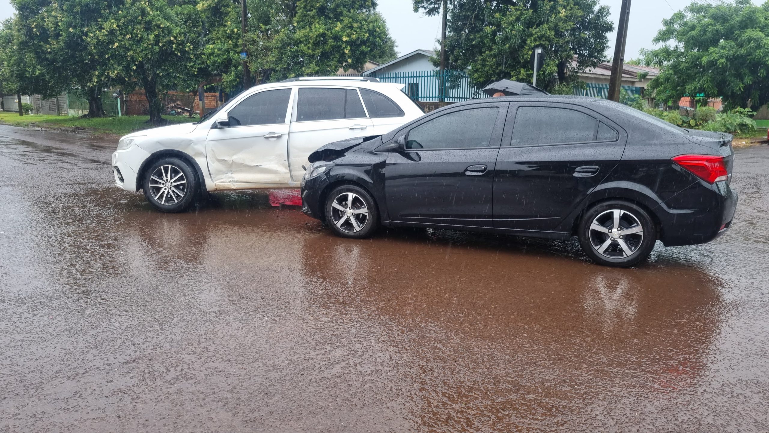 Colisão entre dois carros deixa mulher ferida no Floresta Colisão entre dois carros deixa mulher ferida no Floresta