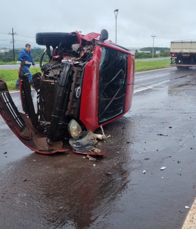 Imagem referente a Fiesta fica destruído após bater em carreta e capotar na BR-467, em Cascavel