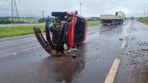 Imagem referente a Fiesta fica destruído após bater em carreta e capotar na BR-467, em Cascavel