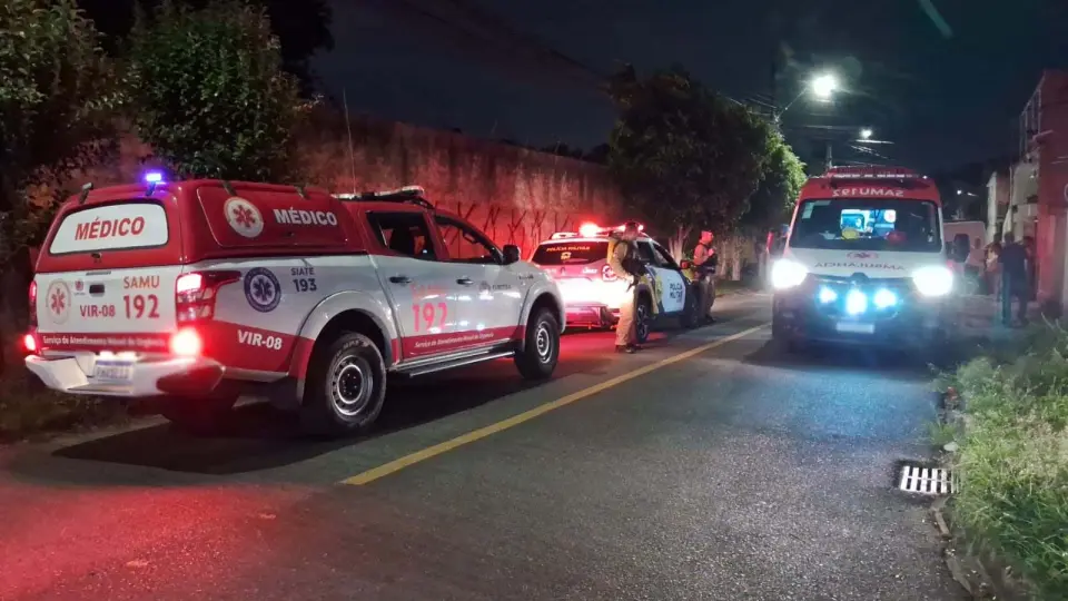 Pai suspeito de esfaquear filho foge após briga de família em Curitiba Pai suspeito de esfaquear filho foge após briga de família em Curitiba