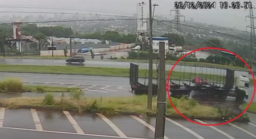 Câmera flagra Fiesta colidindo contra carreta na BR-467