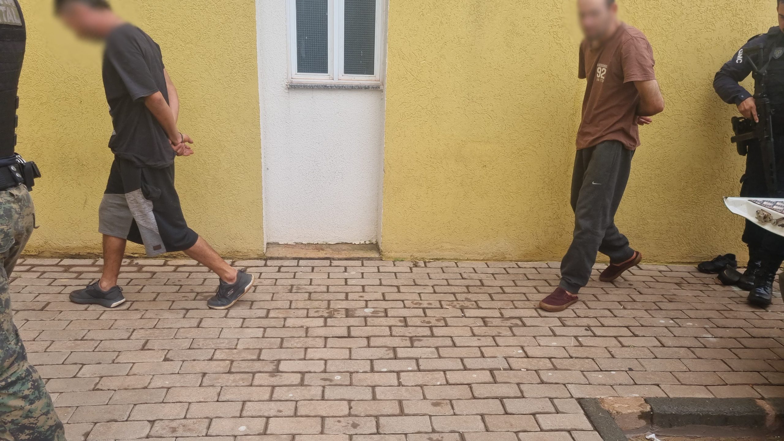 Dano e ameaça: dois homens são detidos após invadir casa no Coqueiral