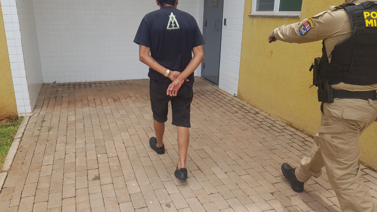 Armado com faca, homem é detido pela PM após ameaçar mulher