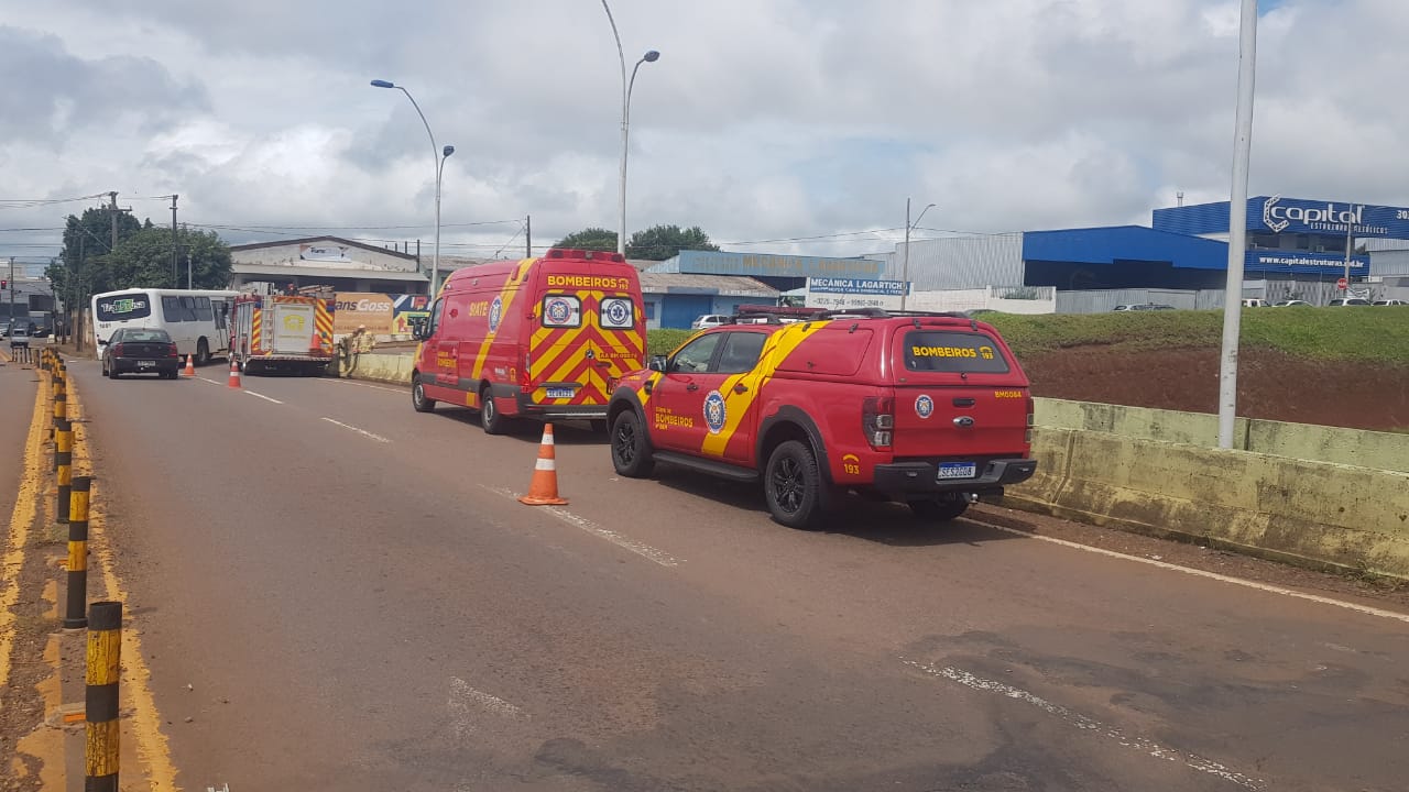 Homem é socorrido pelo Corpo de Bombeiros no viaduto da Av. Rocha Pombo