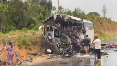 Imagem referente a Corpos de passageiros de ônibus são dilacerados em acidente com 3 mortes no Amazonas