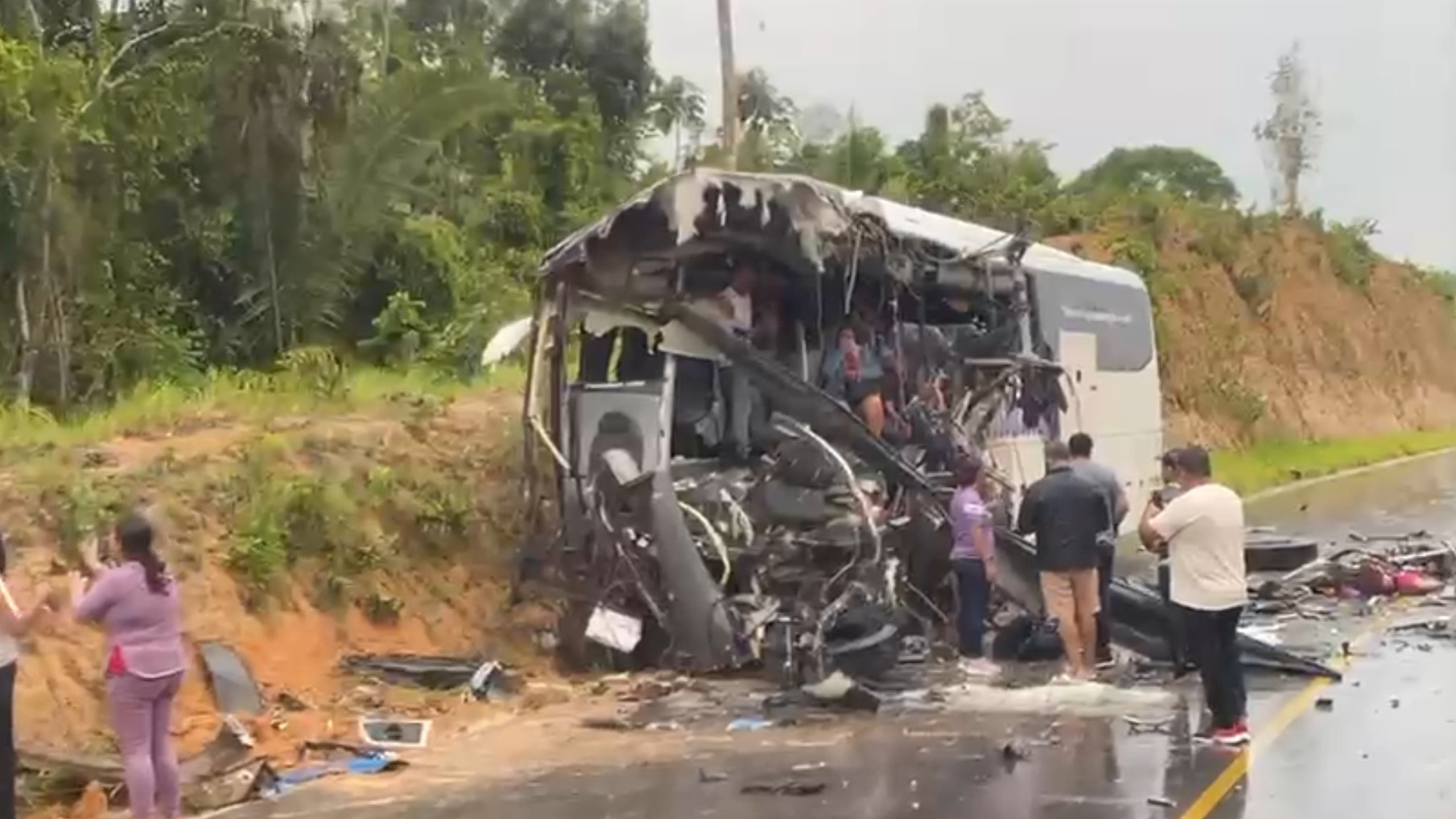 Corpos de passageiros de ônibus são dilacerados em acidente com 3 mortes no Amazonas