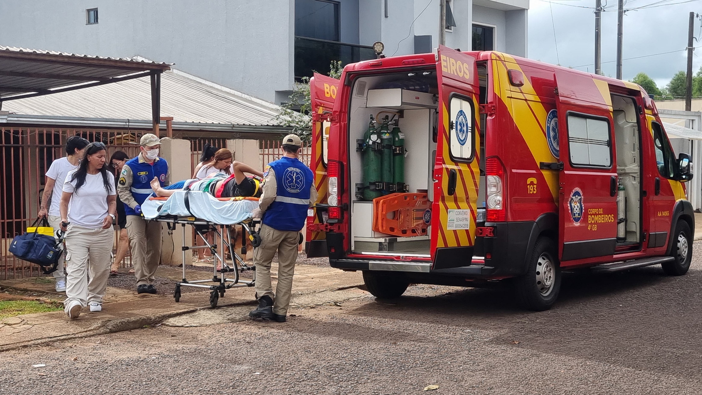 Adolescente ferido no banheiro é socorrido pelo Siate no Paulo Godoy