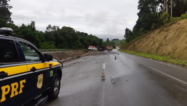 Imagem referente a Explosão iminente: BR 376 interditada após acidente com carreta carregada de NAFTA