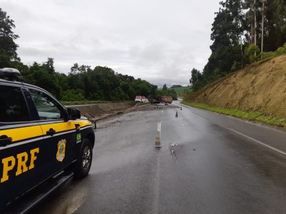 Imagem referente a Explosão iminente: BR 376 interditada após acidente com carreta carregada de NAFTA