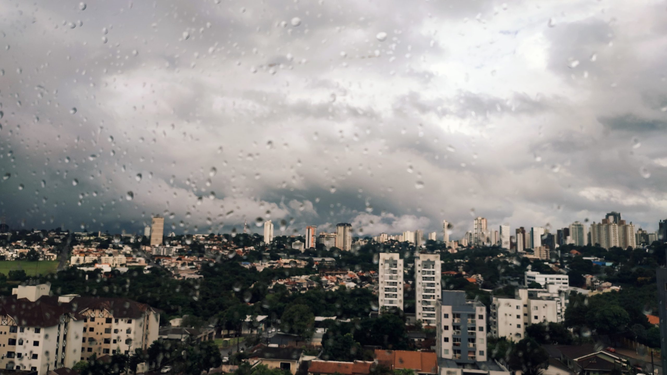Chove ou faz sol? Simepar prevê 97% de chance de 'chuva'; mas apenas 4,4 mm