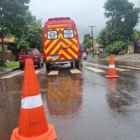 Imagem referente a Homem fica ferido após acidente entre carro e moto no Bairro Periolo em Cascavel