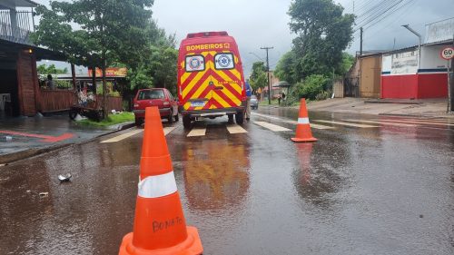 Imagem referente a Homem fica ferido após acidente entre carro e moto no Bairro Periolo em Cascavel