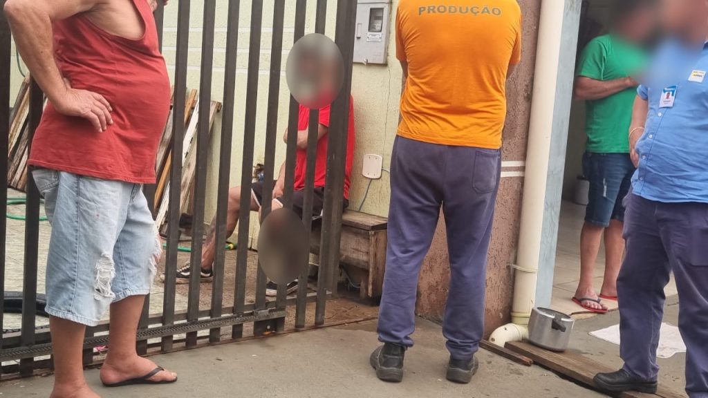 Se deu mal: Homem é abordado por populares após furtar fios