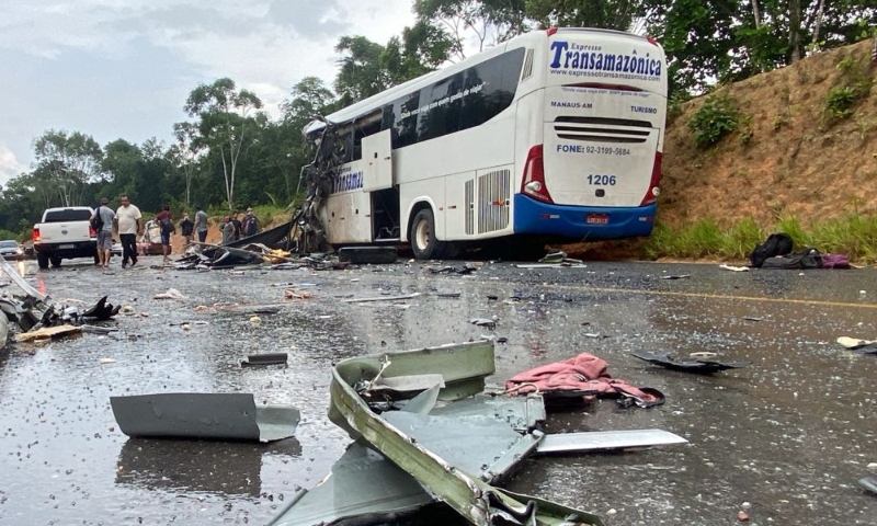 Tragédia: colisão entre ônibus e carreta deixa mortos e feridos
