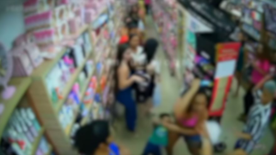 Mulher joga o filho pequeno no chão para esfaquear rival em loja de bijuteria; veja o vídeo