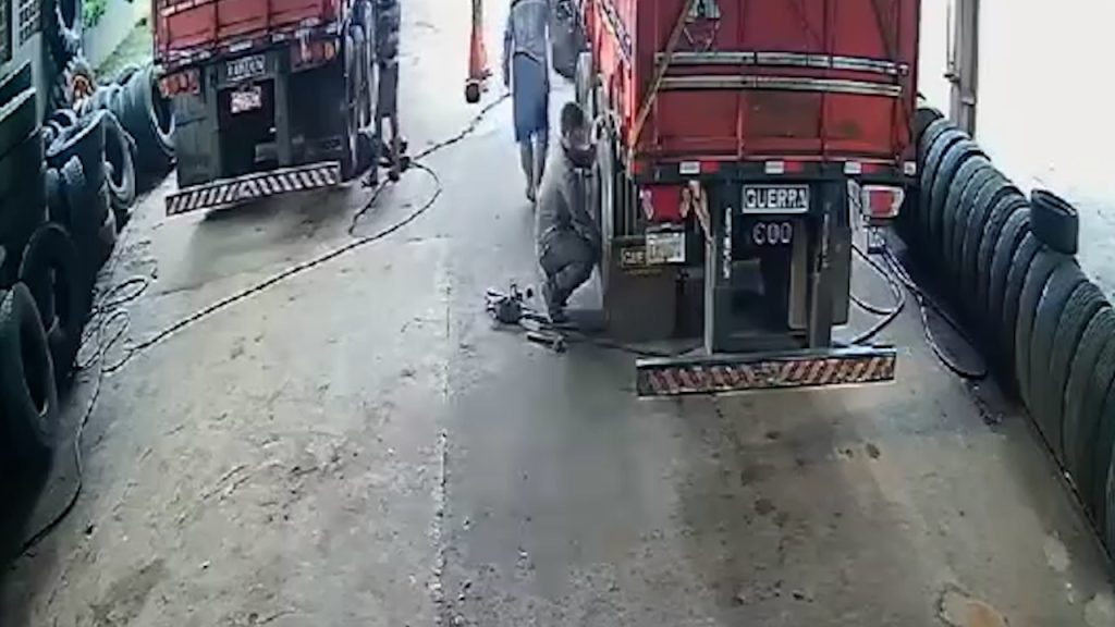 Pneu explode e trabalhador tem braço amputado no Paraná; veja o vídeo