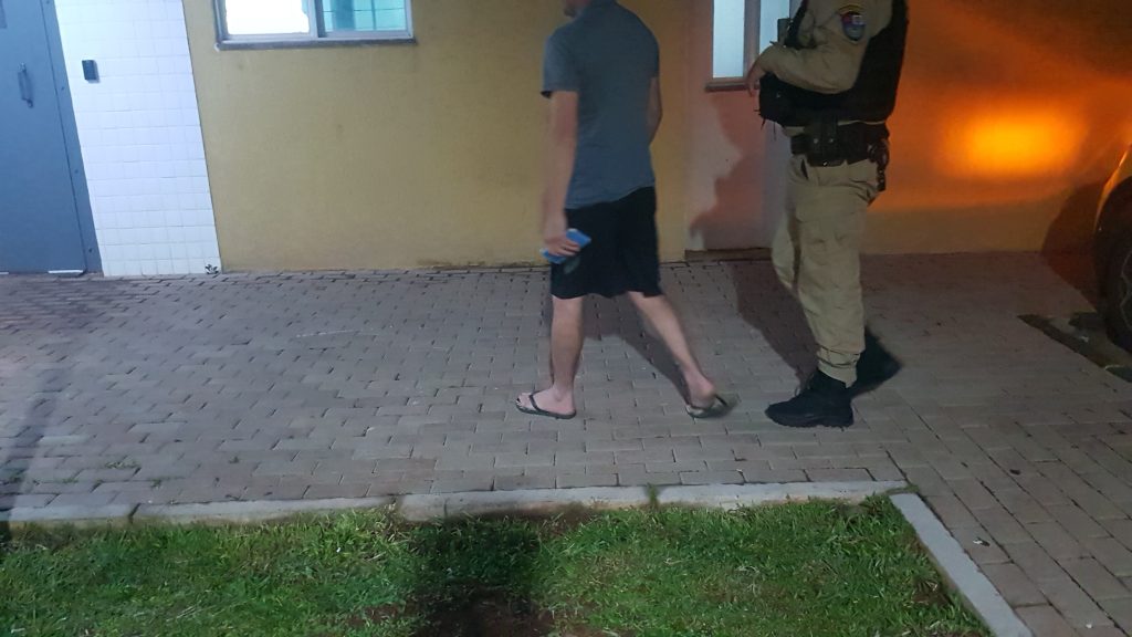 Após festa de confraternização, homem chega em casa e agride mulher em Cascavel