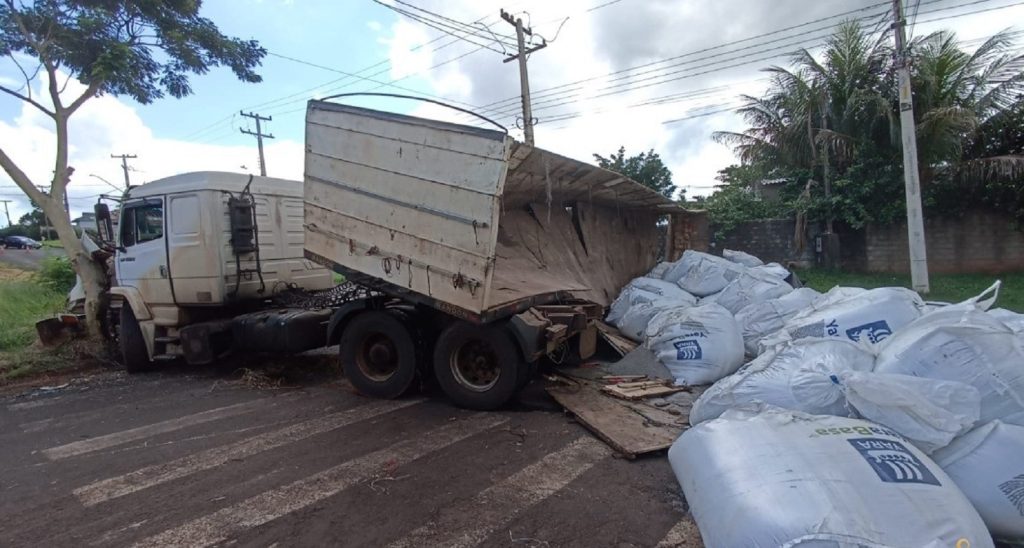 Carreta tomba em São Miguel do Iguaçu após motorista seguir GPS