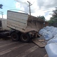 Imagem referente a Carreta tomba em São Miguel do Iguaçu após motorista seguir GPS