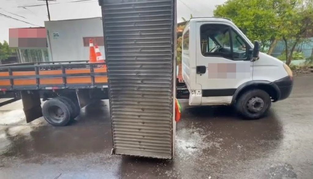 Cabine se desprende de caminhão e homem fica ferido
