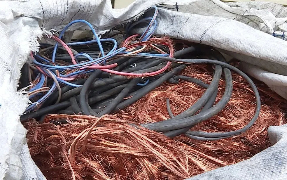 Furto na Madrugada: Dupla é flagrada roubando fios de energia; um é preso